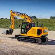 JCB 131X Tracked Excavator tracking along with pallet