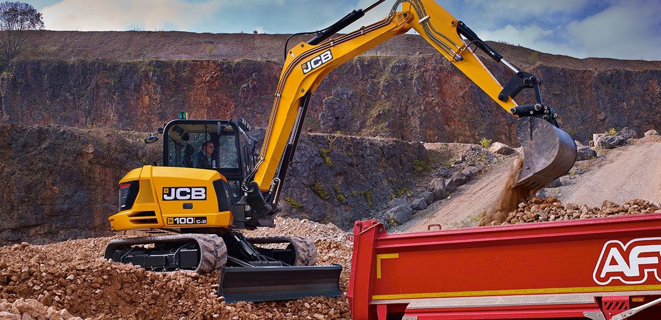 JCB 100C-2 unloading into a truck