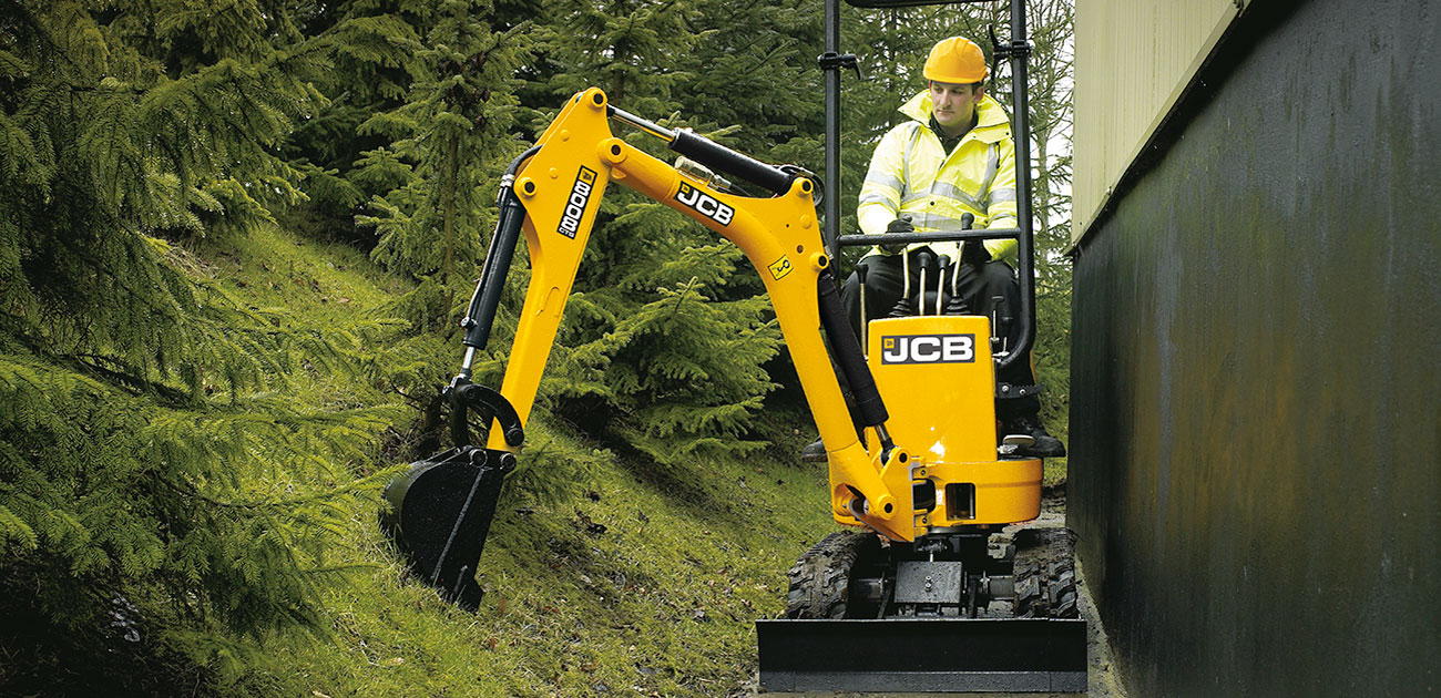 JCB 8008 tracking through a narrow gap
