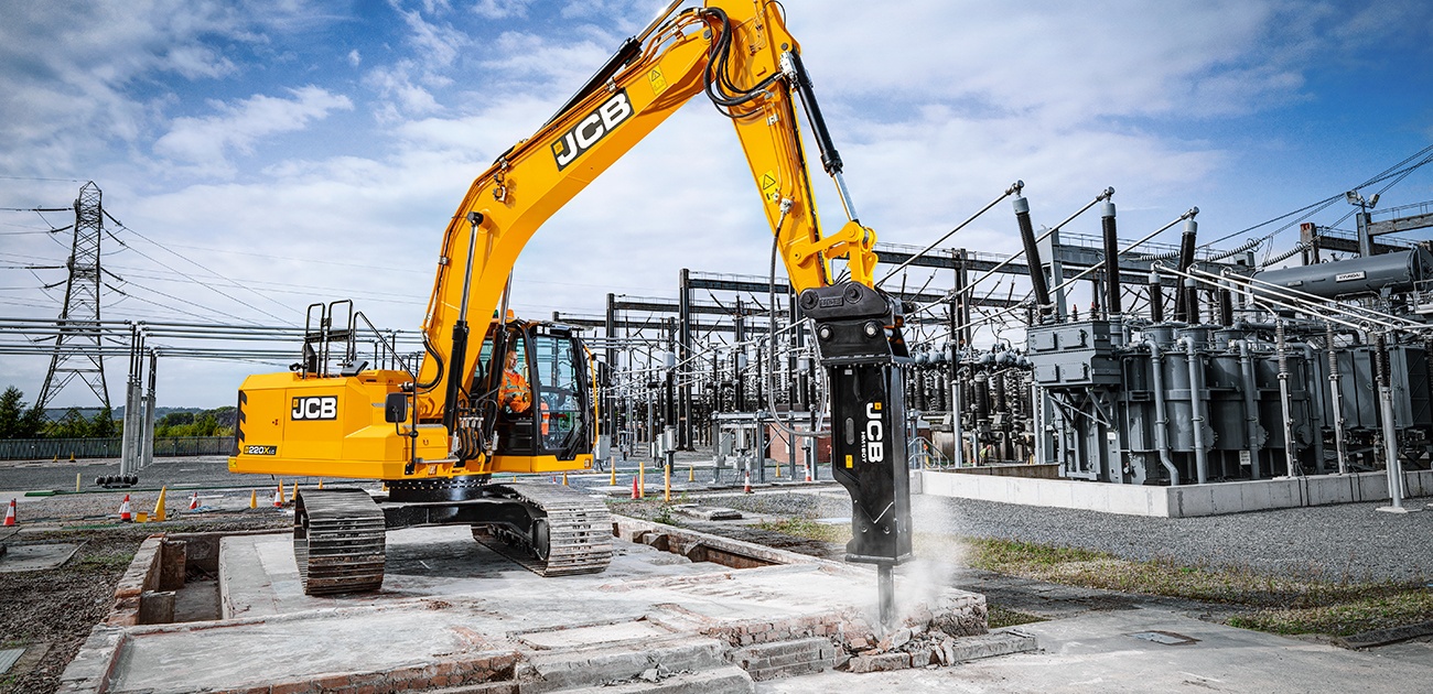 a JCB 220X Breaking up foundations with a breaker