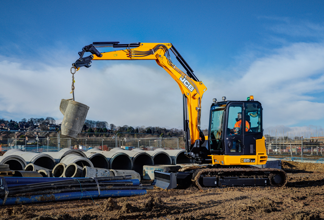 85Z-2 Mini Excavator carrying concrete