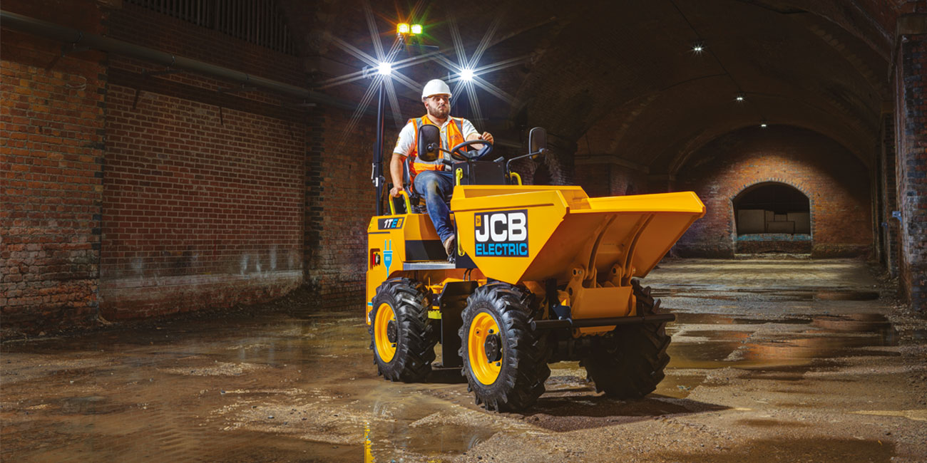 JCB 1T E-TECH insute a building