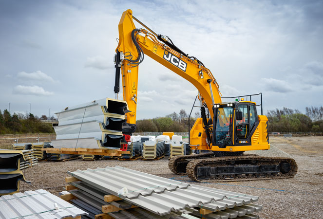 JCB 245XR carrying building materials