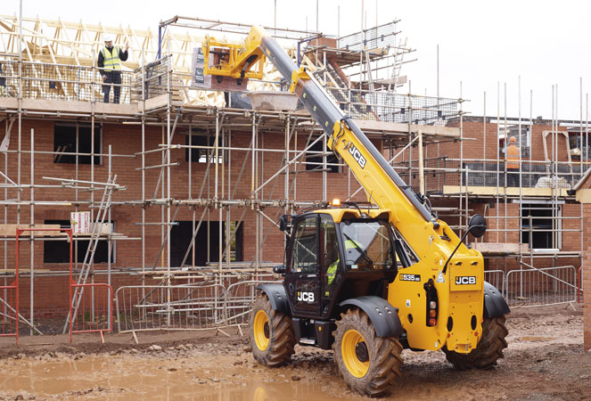 JCB 535-95 Telehandler loading building materials onto scaffolding