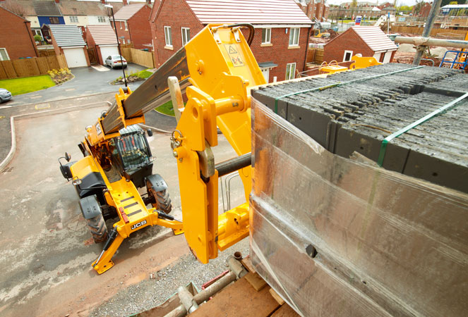 JCB 535v125 Telehandler loading building materials onto some scaffolding