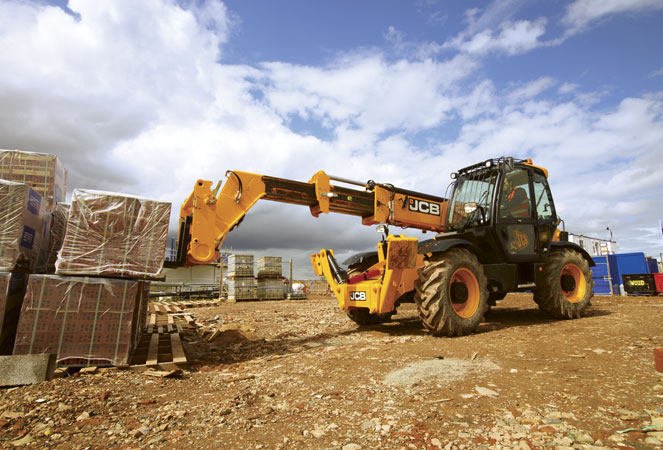 JCB 535v125 Telehandler loading building materials