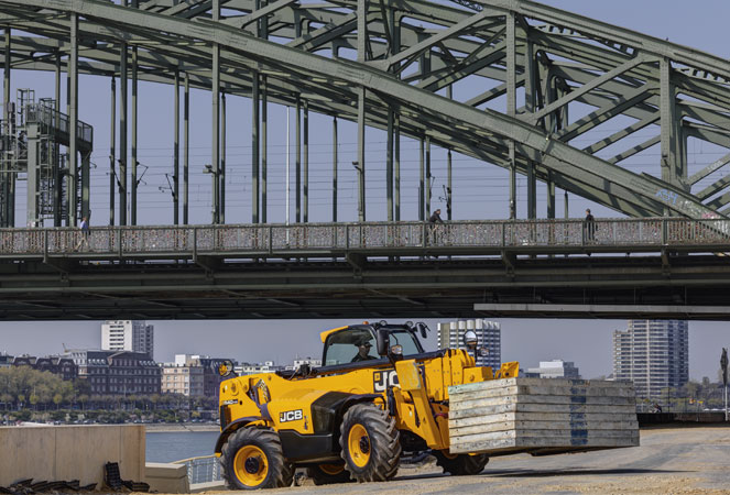 JCB 540-170 Telehandler carrying building materials