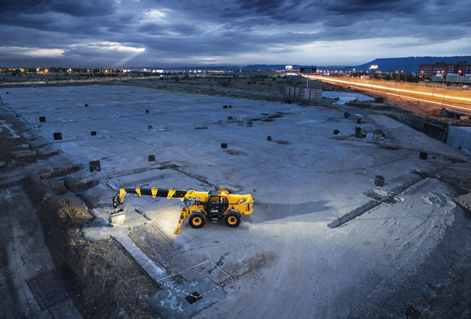 JCB 540-200 Telehandler with its boom extended lifting concrete