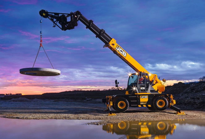 JCB 555-260R Rotating Telehandler lifting concrete