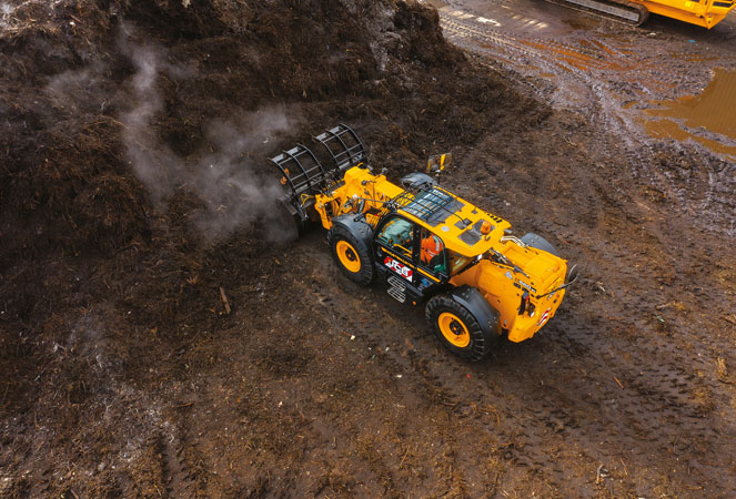 JCB 560-80 Waste Master grabbing waste