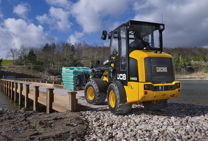 A 403 Wheel Loading Shovel carrying temporary fences