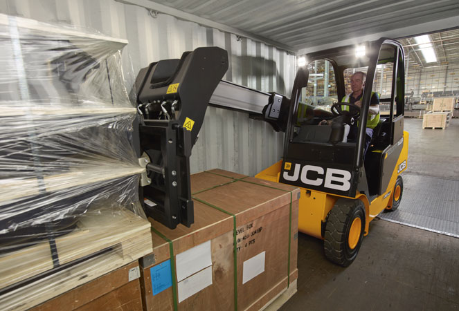 A TLT30-19D 2WD Industrial Forklift Lifting off a lorry