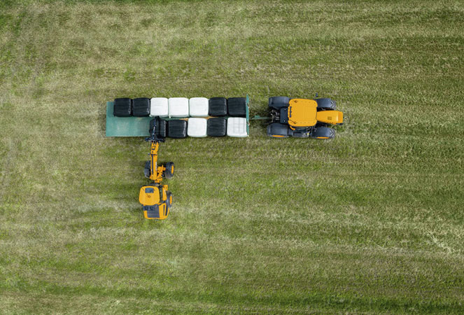 JCB TM220 lifting off a lorry