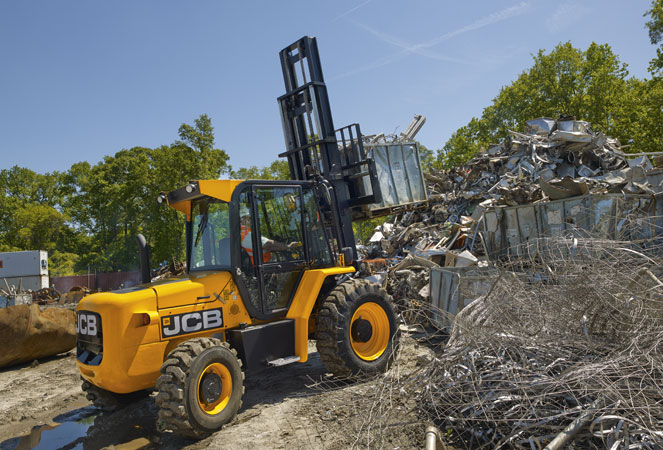 JCB 930 Rough Terrain Forklift Unloading a pallet of rubbish