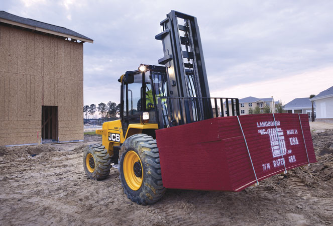JCB 930 Rough Terrain Forklift manouvering a pallet of platerboards